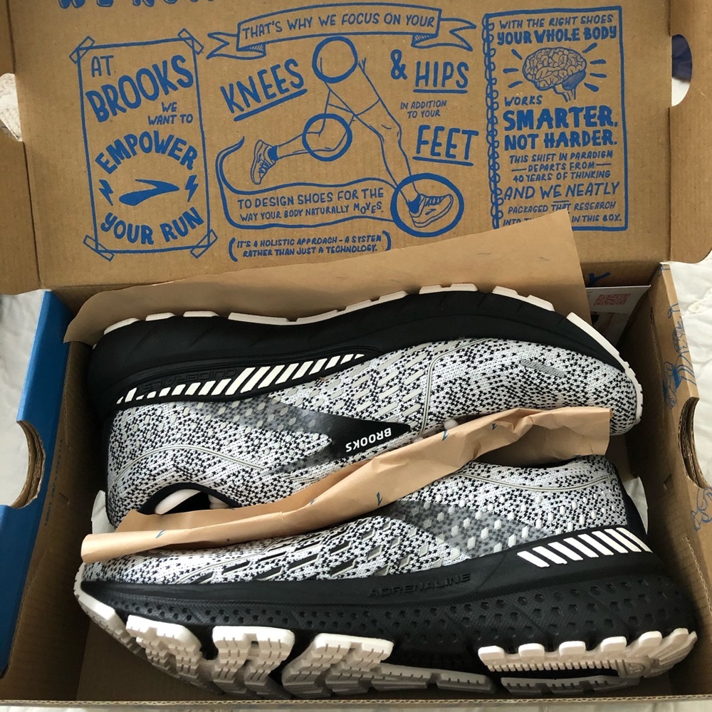 NWT Brooks Adrenaline GTS 21 Womens Running Sneaks